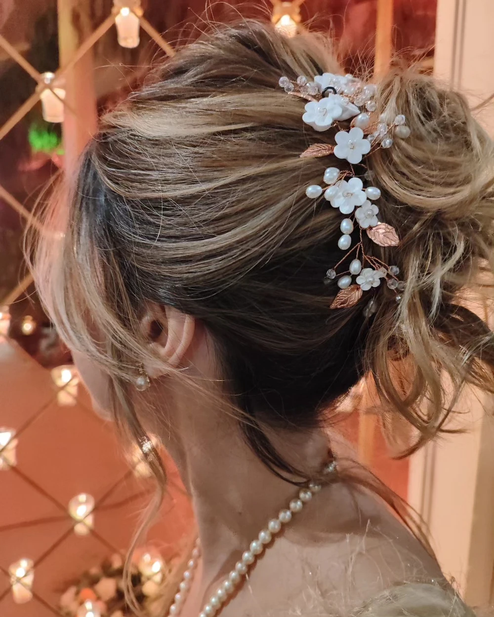 Détail d’un chignon fleuri